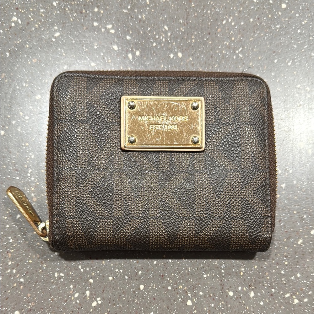 Michael Kors Brown Wallet Gold Accents 
Zipper Credit Card Compartments